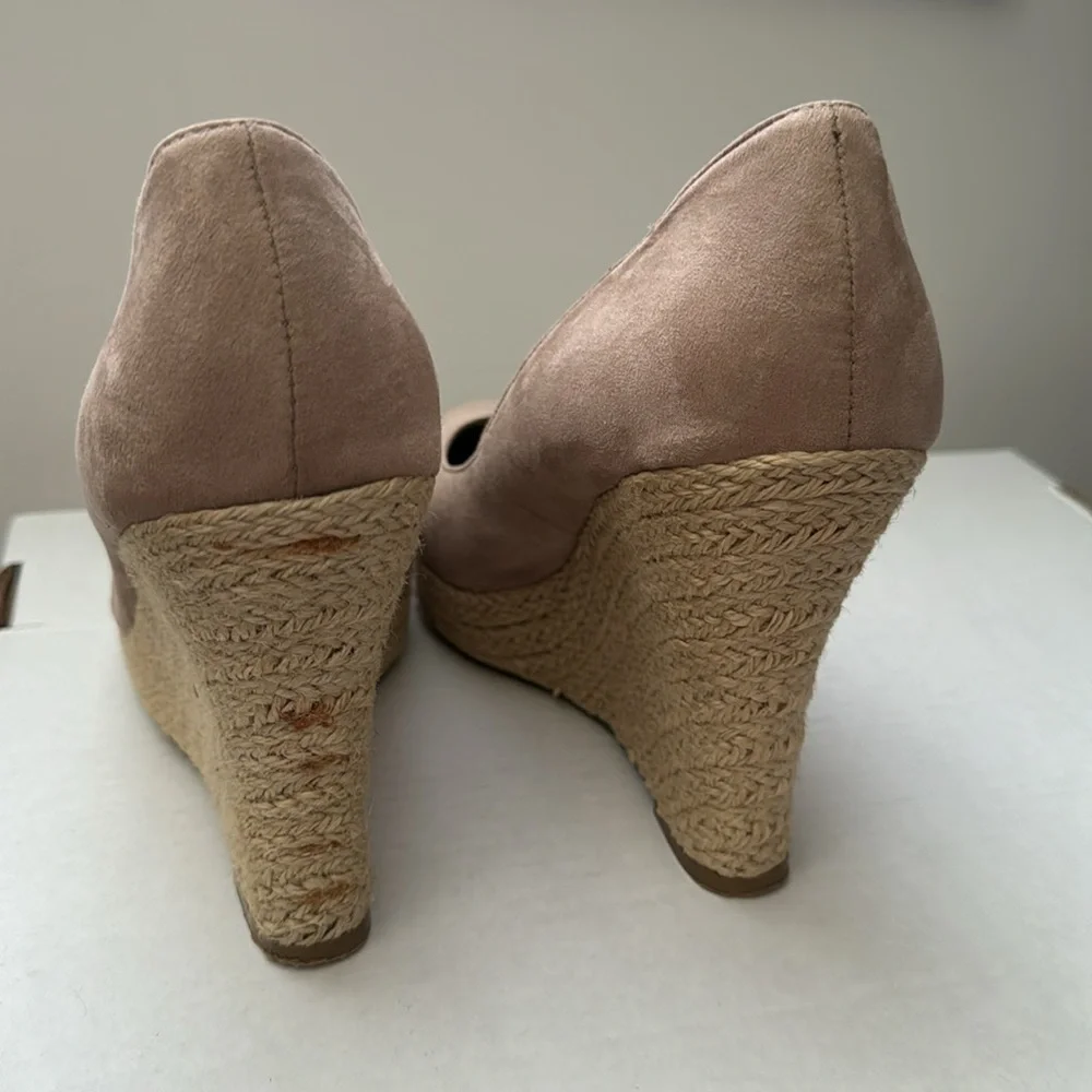 Fergalicious beautiful nude wedge. 9.5 EUC Slight discoloration on‎ wedge